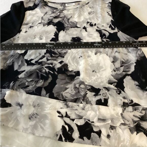 DKNYC Blouse Top Women’s Size Medium Color Black White Floral Pattern - Picture 8 of 10